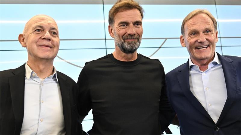 Jürgen Klopp posiert mit der DFB-Spitze bei seiner Vorstellung. (Archivbild) 