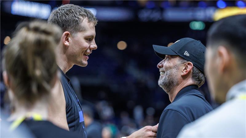 Jürgen Klopp (r) unterhielt sich mit Rückkehrer Moritz Wagner.