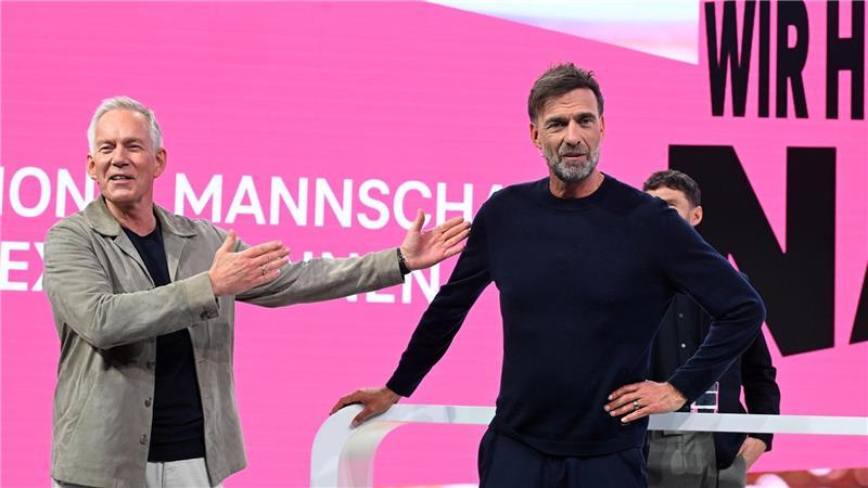 Jürgen Klopp (rechts) wird von Moderator Johannes B. Kerner als Telekom-Experte vorgestellt.