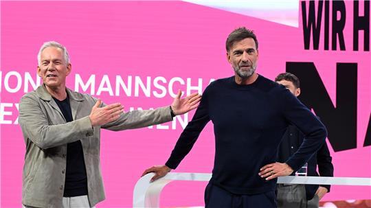 Jürgen Klopp (rechts) wird von Moderator Johannes B. Kerner als Telekom-Experte vorgestellt.