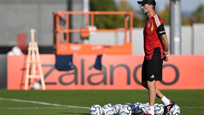 Jürgen Klopp schaut beim Training der Nationalmannschaft genau hin. 