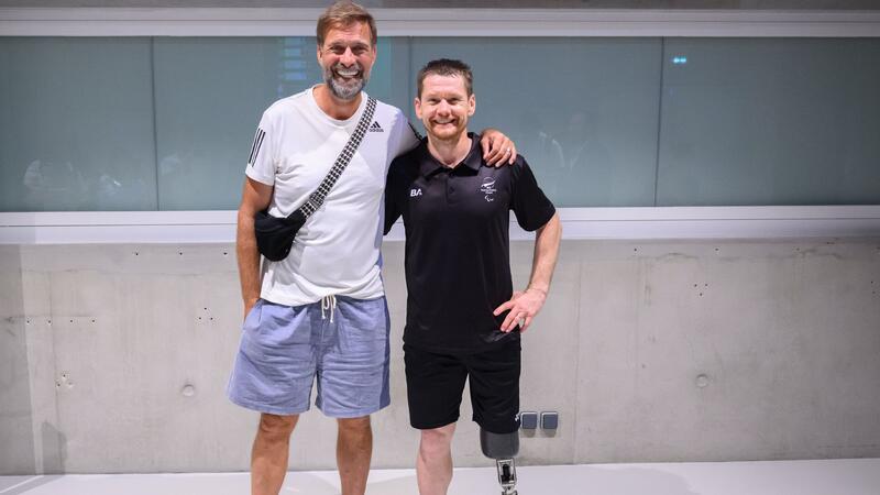 Klopp unterstützt engen Freund: „Story muss erzählt werden“ Jürgen Klopp unterstützt in Paris seinen langjährigen Freund Wojtek Czyz.