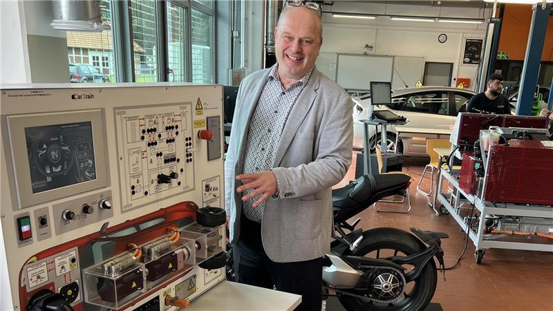 Was alles im Stader Technologiezentrum des Handwerks steckt Jürgen Knoll leitet das Technologiezentrum in Stade. Hier steht er in der Kfz-Werkstatt.