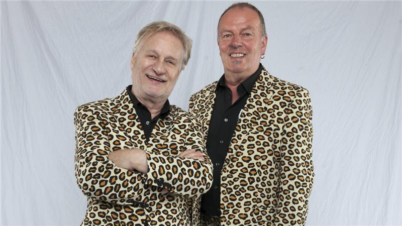 Jürgen Rau (links) und Richard Rossbach wollen die Aula der Schule Am Raakamp zum Beben bringen.