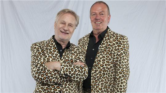 Jürgen Rau (links) und Richard Rossbach wollen die Aula der Schule Am Raakamp zum Beben bringen.