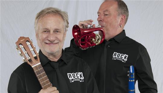 Jürgen Rau und Richard Rossbach alias "Rock Tales" lassen es in der Oldendorfer Kirche krachen.
