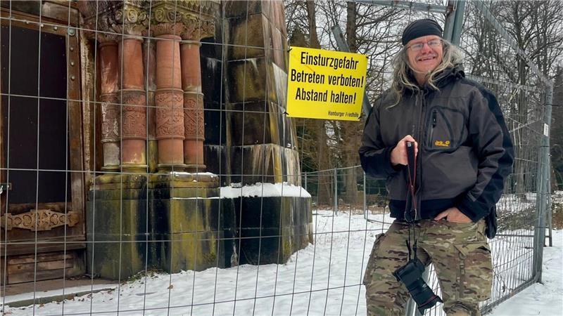 Jürgen Schütte vor einem Lost Place.