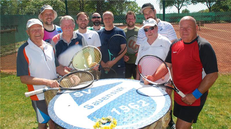 Jürgen Thevagt (links) im Kreis der Tennisspieler vom SV Sauensiek beim Turnier am 1. Mai.