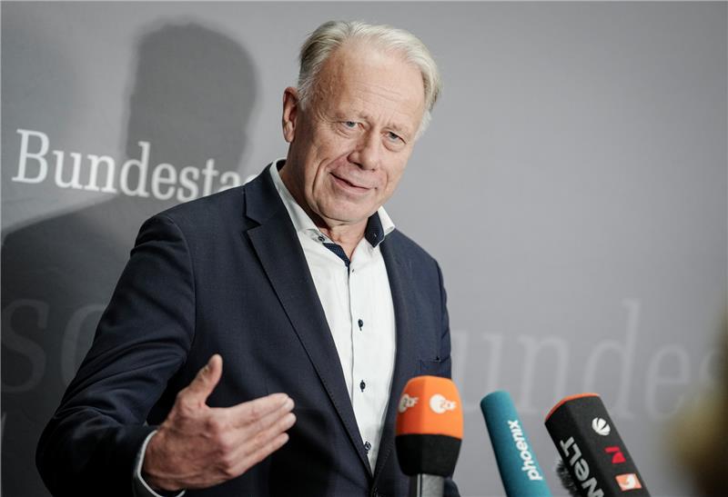 Jürgen Trittin (Bündnis 90/Die Grünen), Bundestagsabgeordneter, bei der Sondersitzung des Auswärtigen Ausschusses des Bundestags zum Krieg in der Ukraine. Foto: Kay Nietfeld/dpa