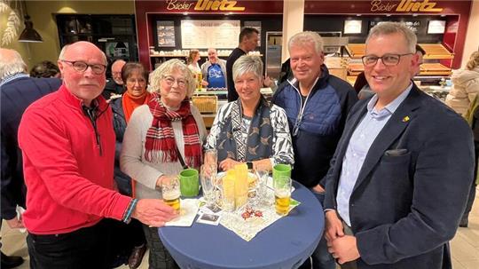 Jürgen und Margret Kluit sowie Karin und Norbert Gnauck nutzten die Neujahrs-Session in Horneburg zum Gespräch mit Samtgemeindebürgermeister Knut Willenbockel (von links).
