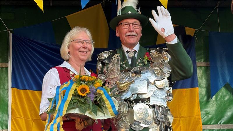Grünes Rott ist obenauf: Jürgen Meyer ist der neue Gilde-König Jürgen und Silvia Meyer sind in dieser Schützensaison das Buxtehuder Königspaar der Gilde.