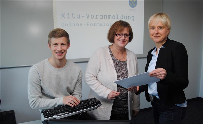 Jugendamtsleiterin Andrea Lange-Reichardt (rechts) hat am Montagmorgen mit ihren Kollegen Lüder Haack von der städtischen EDV und Karin Volmari von der Fachgruppe Jugend und Familie das neue zentrale Online-Anmeldeverfahren für die Vergabe 