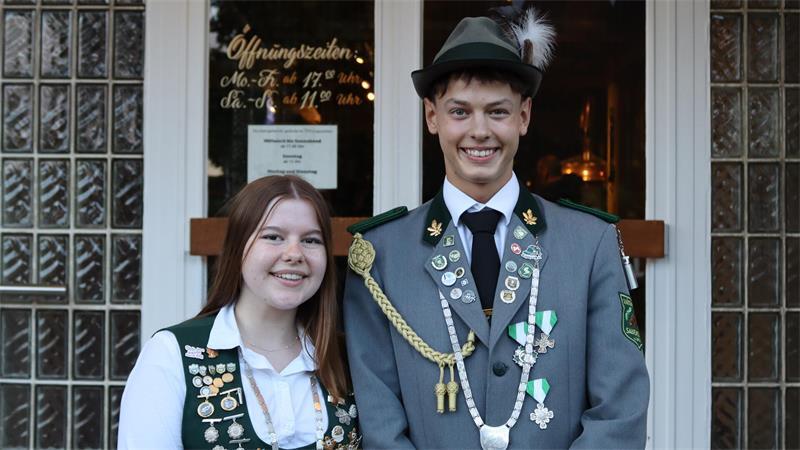 Sauensiek: Metallbauender Senkrechtstarter wurde an die Kette gelegt Jugendbeste Merle Dammann und Jugendbester Ben Hülsen.