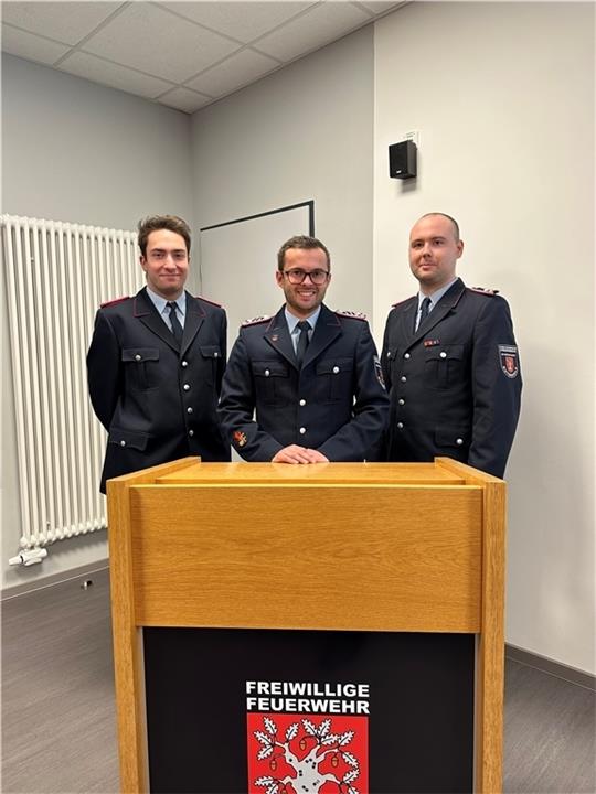 Jugendfeuerwehrwart Kevin Ulshöfer (Mitte) und seine neuen Stellvertreter Tim von der Heyde (links) und Mirco Schulze. Foto: JF Kutenholz