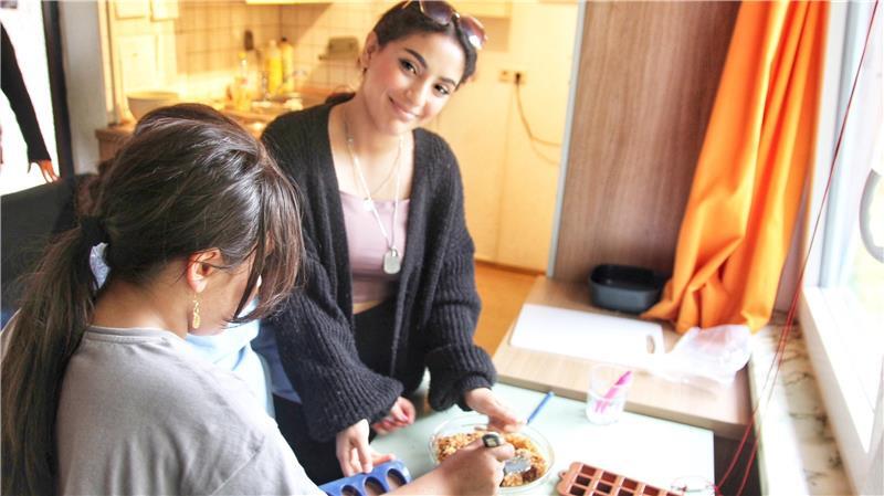 Jugendleiterin Sara Sabah Noory bereitet mit den Kindern heute Dubai-Schokolade zu.