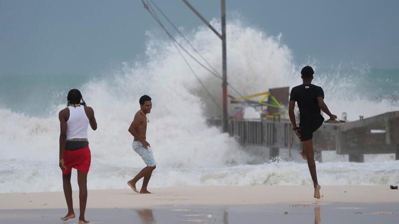 Jugendliche am Strand, während der Hurrikan „Beryl“ durch ihre Stadt zieht.