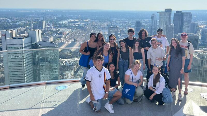 Deutsch-israelischer Jugendaustausch in diesem Jahr anders als üblich Jugendliche aus Buxtehude und Israel kommen in diesem Jahr in Frankfurt (Main) zusammen. Das Foto zeigt sie auf der 198 Meter hohen Aussichtsplattform des Main Towers.