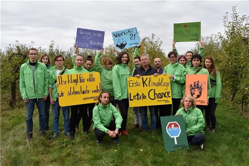 Jugendliche aus den rund 50 deutschen Greenpeace-Jugendaktionsgruppen stärken Claus Blohm (60) aus Guderhandviertel den Rücken (Achter von rechts). Der Altländer Bio-Obstbauer gehört zu den drei Bauernfamilien, die die Bundesregierung mit e