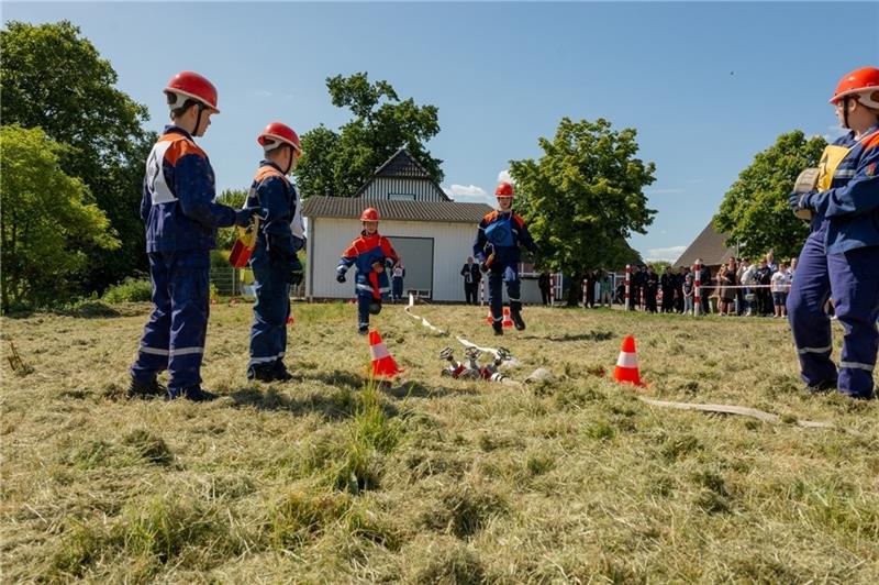Neuenkirchen hat jetzt eine Jugendfeuerwehr Jugendliche beim dreiteiligen Löschangriff am Dorfgemeinschaftshaus: Die Jugendfeuerwehr aus Neuenkirchen zeigt ihr Können. Foto: Feuerwehr