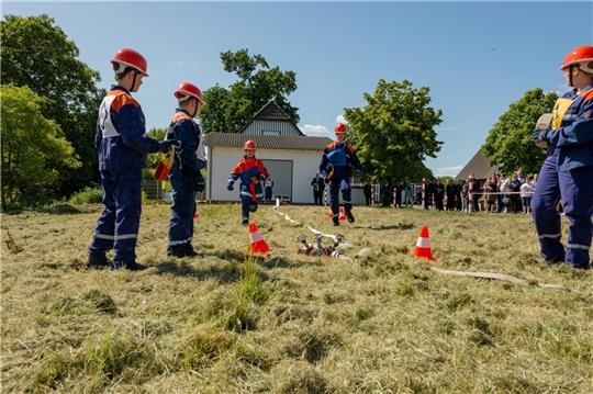 Jugendliche beim dreiteiligen Löschangriff am Dorfgemeinschaftshaus: Die Jugendfeuerwehr aus Neuenkirchen zeigt ihr Können. Foto: Feuerwehr