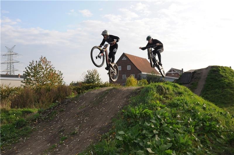 Jugendliche im Bikepark von Hollern-Twielenfleth. Solche „Dirt Jump Sprünge“ wünschen sich Apensens „Fun Biker“ auch. Foto: Lankuttis
