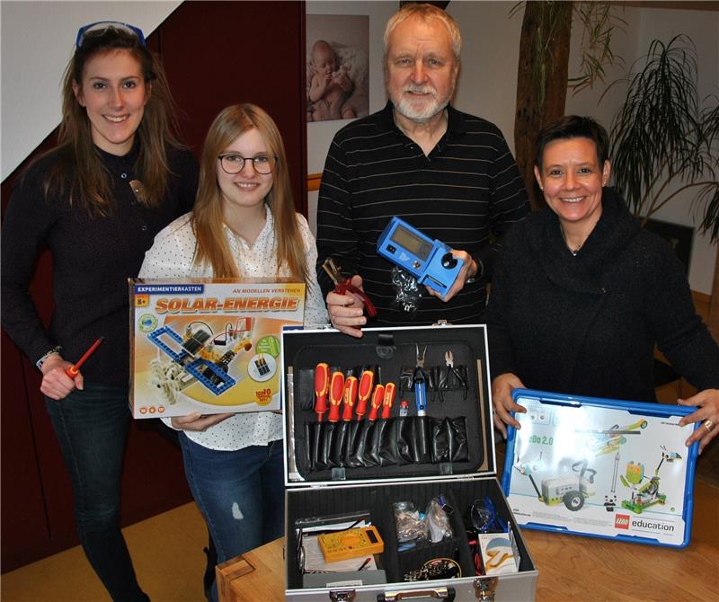Jugendliche können sich für die Mint-Gruppe anmelden: Luisa Hinz, Jacqueline Jur, Wolfgang Schöntaube und Daniela Subei präsentieren den zweiteiligen Mint-Koffer. Foto Lohmann