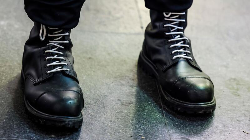 Jugendliche mit Springerstiefeln aus Hamburg und Mecklenburg sollen einen 19-Jährigen überfallen und misshandelt haben. (Symbolbild)