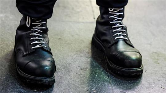 Jugendliche mit Springerstiefeln aus Hamburg und Mecklenburg sollen einen 19-Jährigen überfallen und misshandelt haben. (Symbolbild)