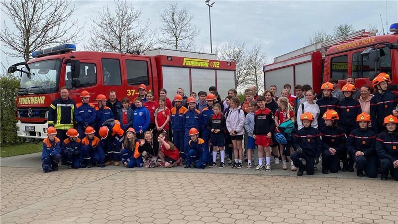 Jugendliche sollen die Städtepartnerschaft sichern, Gruppenfoto mit Handballern und Mitgliedern der Jugendfeuerwehren aus der Gemeinde Jork und der Presqu‘ile de Brotonne.