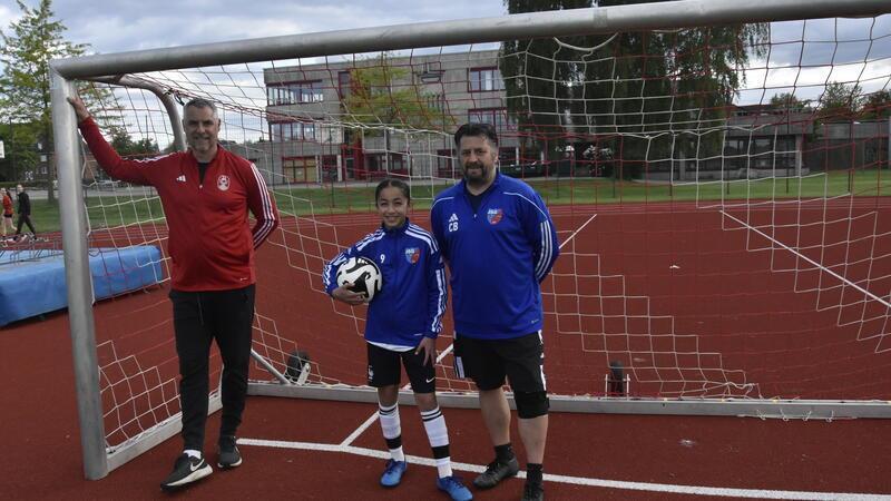 Jugendobmann Martin Woiczik (links) und Trainer Claude Borchard sind stolz auf ihre Spielerin.