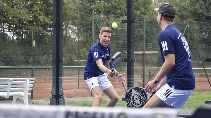 Jugendwart Sören Pampuch (links) und Sven Klug, 2. Vorsitzender des TC Fredenbeck, padeln auf dem neuen Outdoor-Padelplatz.