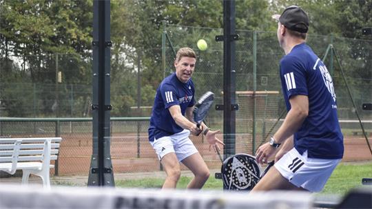 Jugendwart Sören Pampuch (links) und Sven Klug, 2. Vorsitzender des TC Fredenbeck, padeln auf dem neuen Outdoor-Padelplatz.