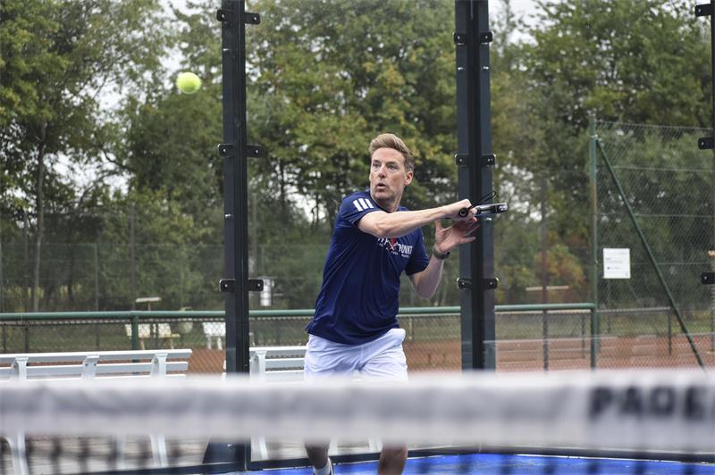 Jugendwart Sören Pampuch padelt auf dem neuem Padelplatz des TC Fredenbeck.