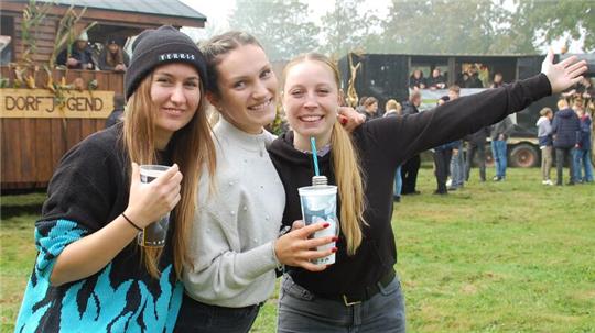 Jula Gruner (von links), Celine Blanquett und Lara Bockelmann von der Dorfjugend Avenser Moor.