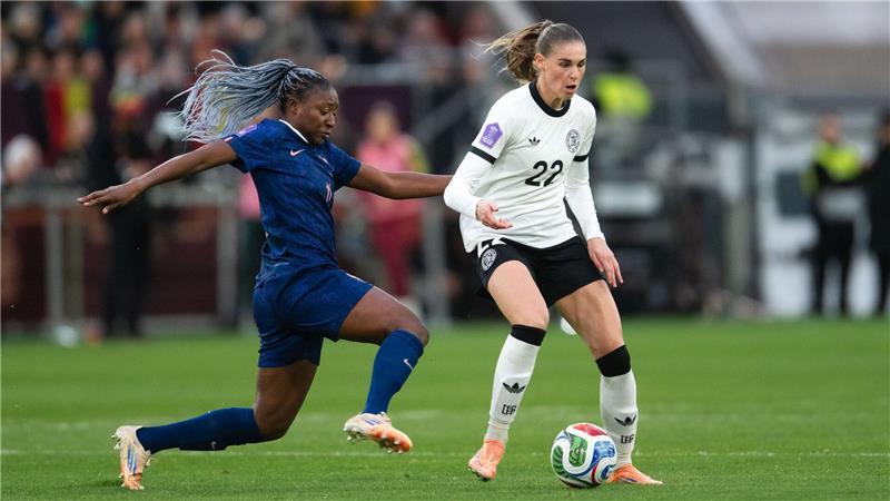 Klara Bühl erlöst DFB-Frauen: 1:0 gegen Frankreich Jule Brand (r) dirigierte im zentralen Mittelfeld das Spiel der deutschen Elf.