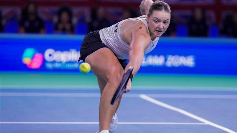 Deutsche Tennis-Damen in Malaga gleich raus Jule Niemeier streckte sich gegen Emma Raducanu vergebens.