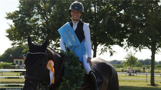 Jule Reimers (mit Cormiro 3) ist Titelverteidigerin im M**-Springen mit Stechen.