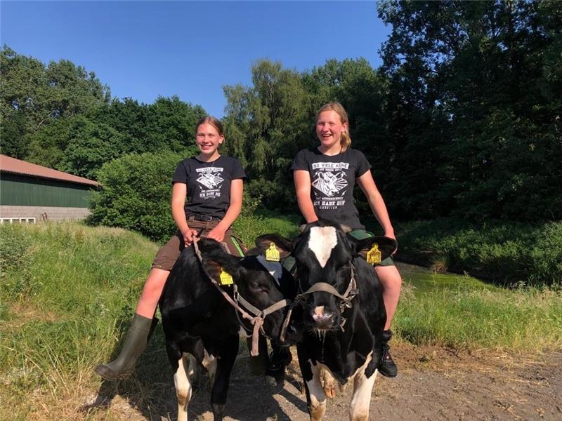 Jule Robohm (links) und Angelina Hinck auf ihren eingerittenen Kühen Alma und Wilhelmine . Foto: privat