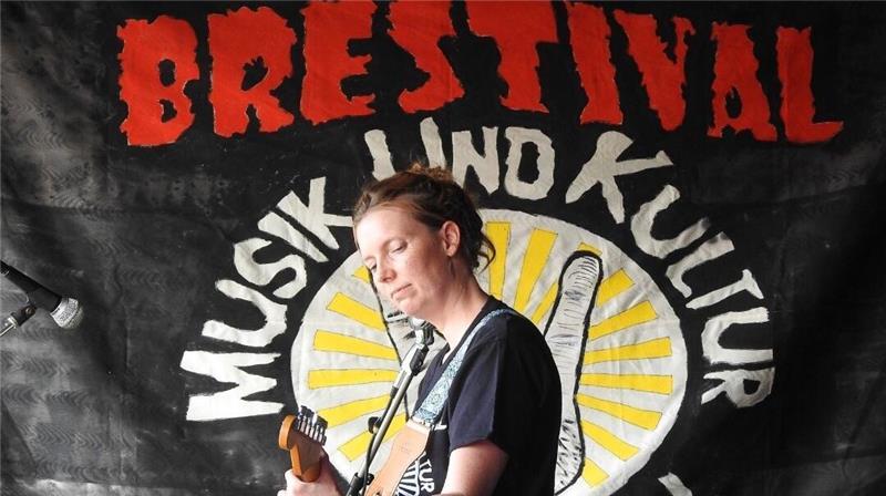 Jule an der Gitarre, die bei den Monday Monkey auch Blues- und Country-Hits auf der Geige spielt