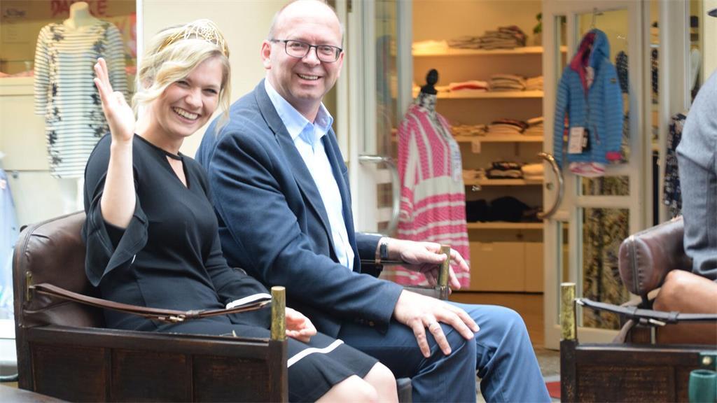 Juli 2019: Mit Weinkönigin Carolin Klöckner in der Kutsche auf dem Weg zum Stade...