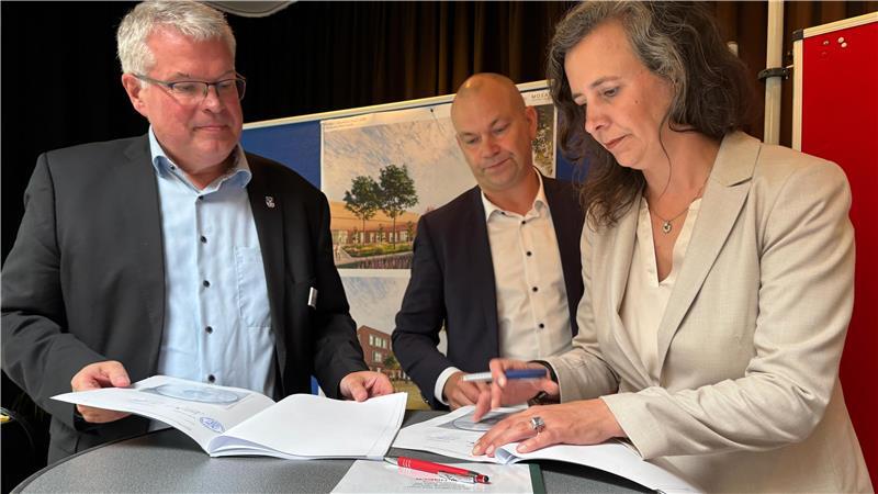 Juli 2025: Bürgermeister Matthias Riel, Goldbeck-Nord-Geschäftsführer Mario Kling und Niederlassungsleiterin Anjani Willing unterzeichnen die Verträge für die neue Jorker Grundschule.