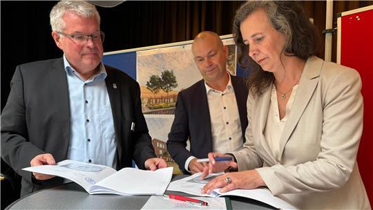 Juli 2025: Bürgermeister Matthias Riel, Goldbeck-Nord-Geschäftsführer Mario Kling und Niederlassungsleiterin Anjani Willing unterzeichnen die Verträge für die neue Jorker Grundschule.