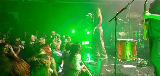 Juli macht die Welle im Alten Schlachthof.