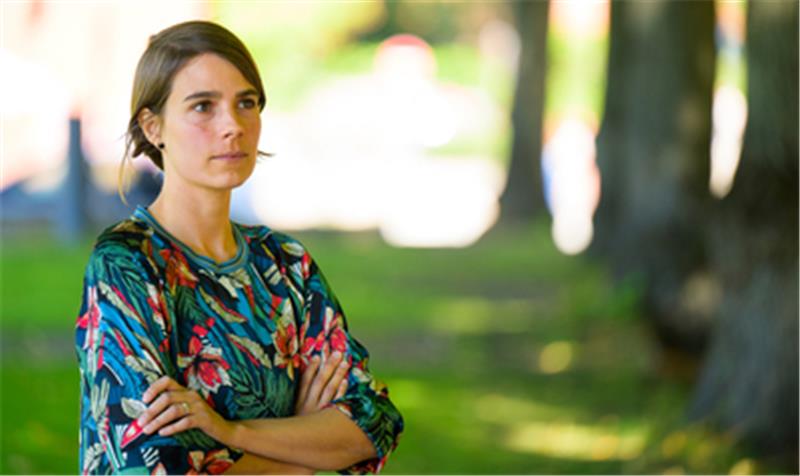 Julia Böcker, Kulturwissenschaftlerin am Institut für Soziologie und Kulturorganisation der Leuphana Universität in Lüneburg. Tot-, Fehl- oder Stillgeburten sind immer noch ein Tabuthema, Frauen müssen die Trauer oft allein bewältigen und leiden nicht selten unter Schuldgefühlen. Foto: Philipp Schulze/dpa