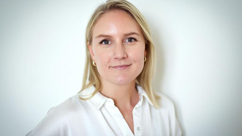 Julia Carstens (CDU), Staatssekretärin im Ministerium für Wirtschaft, Verkehr, Arbeit, Technologie und Tourismus in Schleswig-Holstein, steht bei einem Fototermin am Rande einer Sitzung des Landtags von Schleswig-Holstein im Landeshaus.