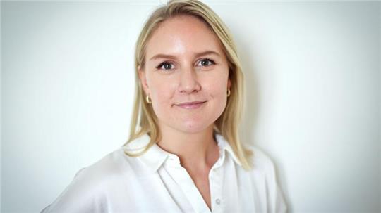 Julia Carstens (CDU), Staatssekretärin im Ministerium für Wirtschaft, Verkehr, Arbeit, Technologie und Tourismus in Schleswig-Holstein, steht bei einem Fototermin am Rande einer Sitzung des Landtags von Schleswig-Holstein im Landeshaus.