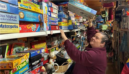 Julia Eberle weiß genau, in welchem Regal die Spiele in ihrem Flohmarkt liegen.