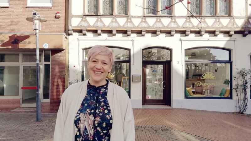 Julia Felser freut sich auf die Eröffnung ihrer Drogerie, hinter der ein ganz neues Café-Konzept steckt.