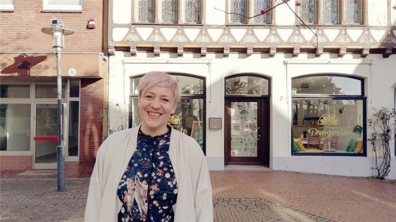 Restaurants und Kneipen im Kreis Stade: Zwischen Bangen und Hoffnung Julia Felser freut sich auf die Eröffnung ihrer Drogerie, hinter der ein ganz neue Café-Konzept steckt.