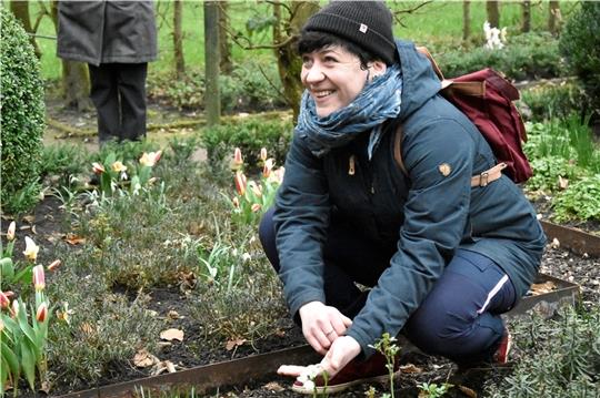 Julia Felser informiert über Wildkräuter im Schlosspark. Foto: Felsch
